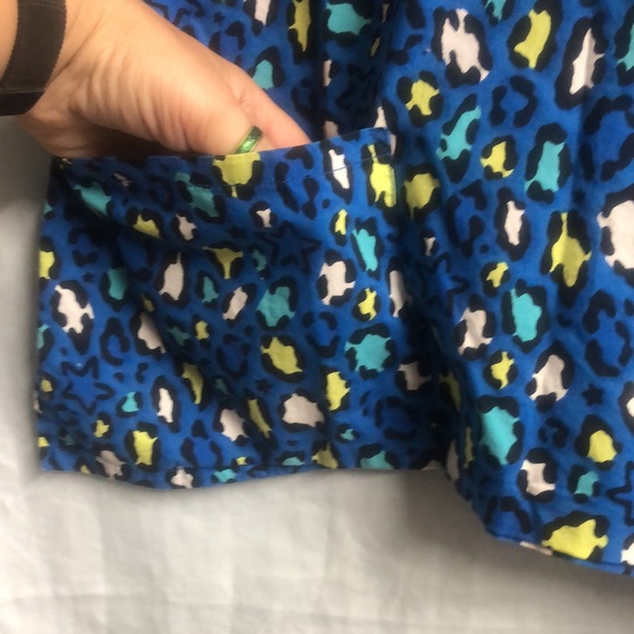 Blue Cheetah leopard star colorful scrub top nurse uniform medium - Picture 5 of 12